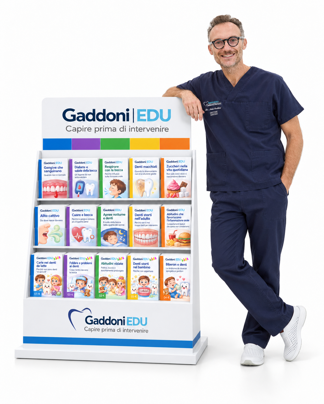 Il Dott. Nicola G. Gaddoni accanto all'espositore dei libricini Gaddoni EDU